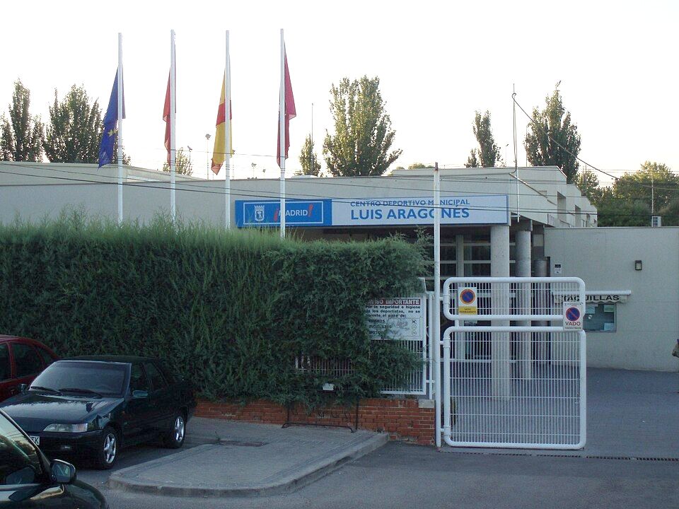 Entrada del Centro Deportivo Municipal Luis Aragonés, en el barrio de Canillas (Hortaleza)
