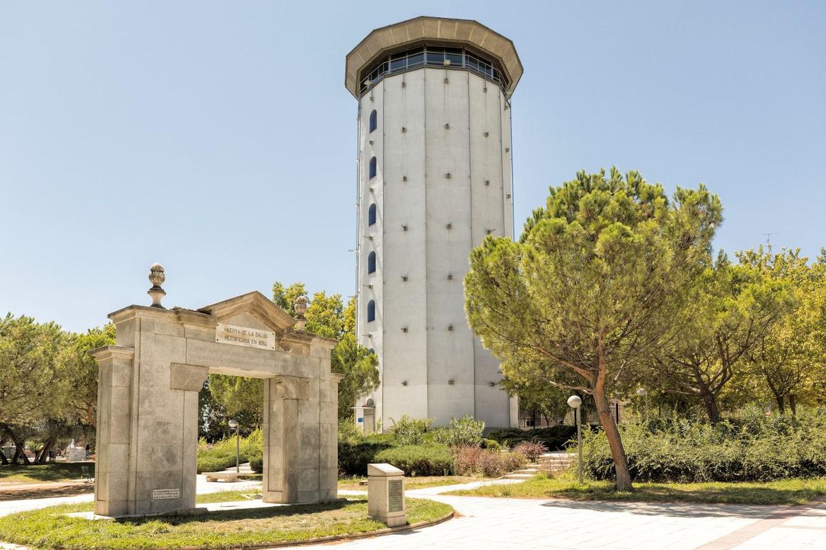 El Silo de Hortaleza junto al arco de la Huerta de la Salud, en el distrito de Hortaleza