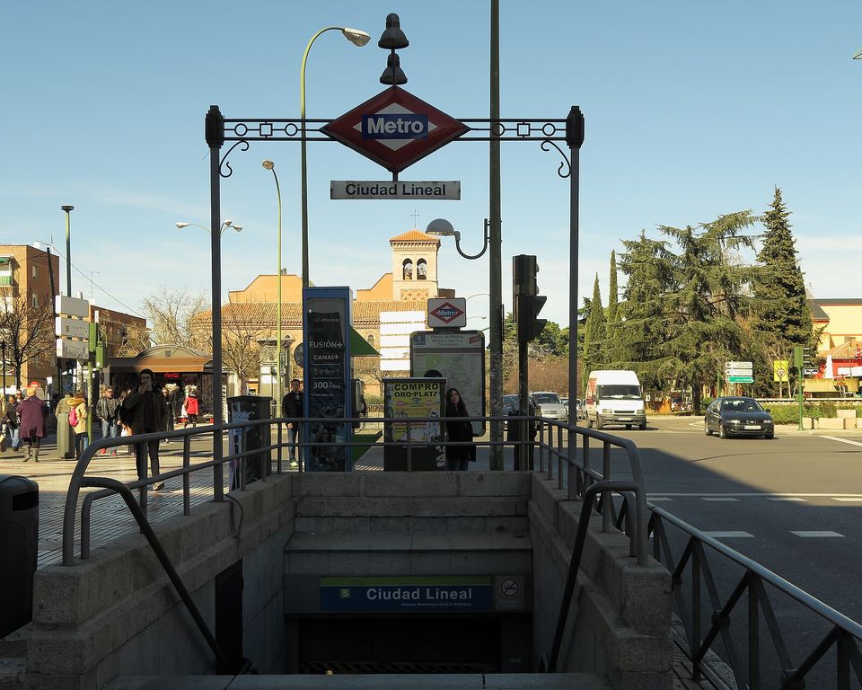 Boca de Metro Ciudad Lineal, con el rombo de Metro y la escalera de acceso