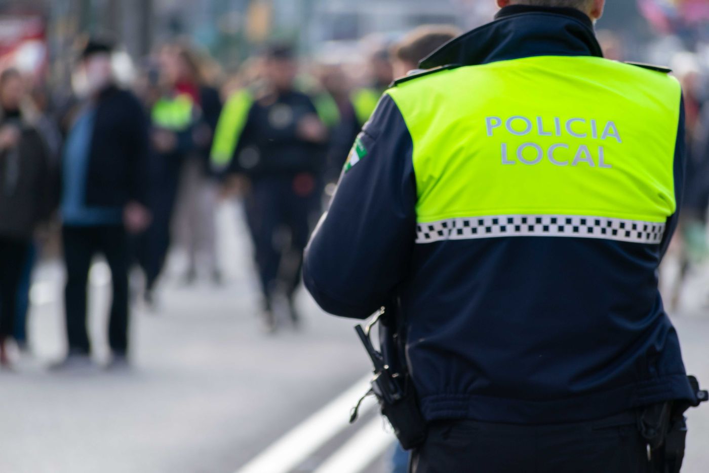 Agente de Policía Local con chaleco reflectante en la calle